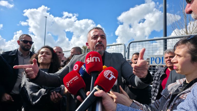 GREV ERTELEME KARARI SONRASI SERDAROĞLU’NDAN BARİKAT ÖNÜNDE AÇIKLAMA!